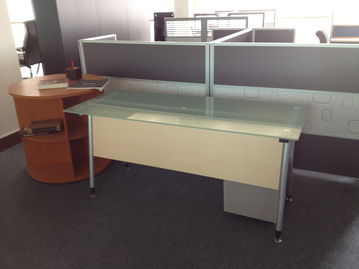 家具厂展厅换季清仓 办公台、文员台、会议台、书柜半价抛售，需自提